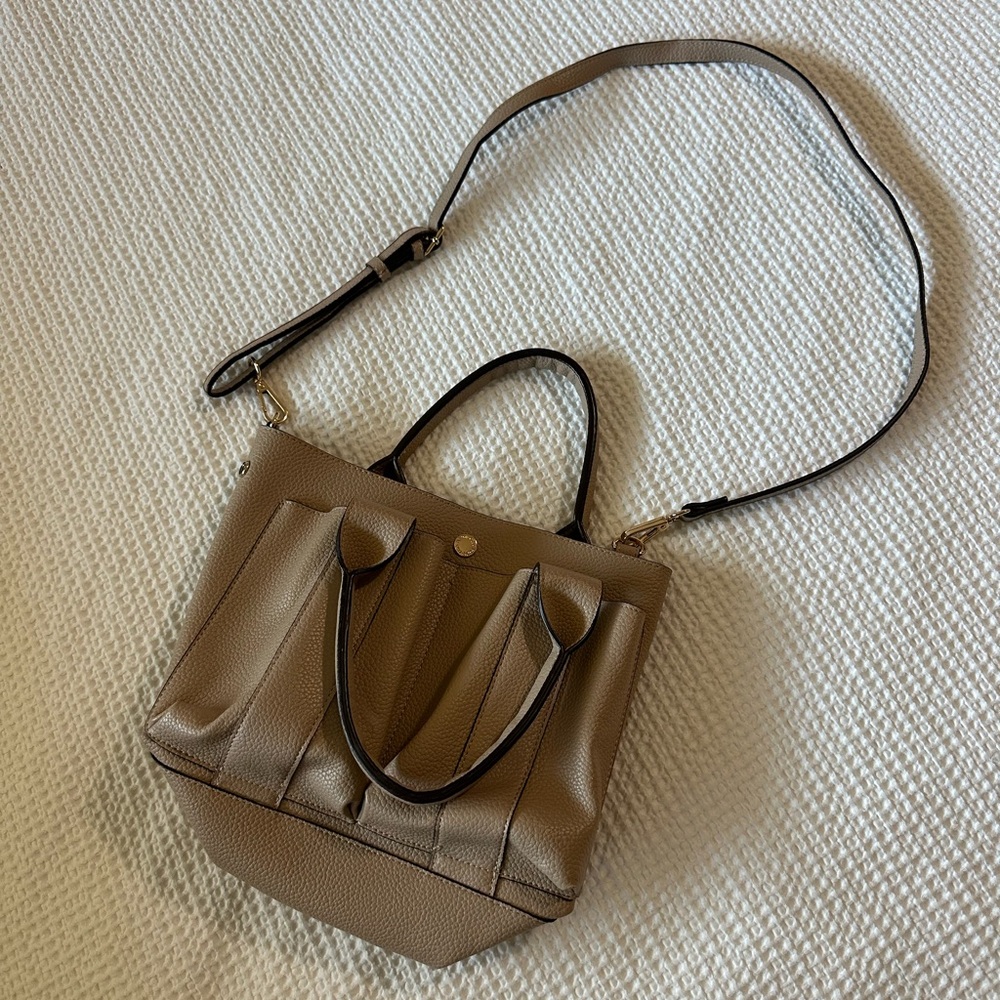 Leather medium tote bag in cream/beige